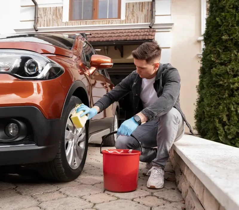 Lavage auto à domicile Bonnemain : professionnel intervenant sur un véhicule